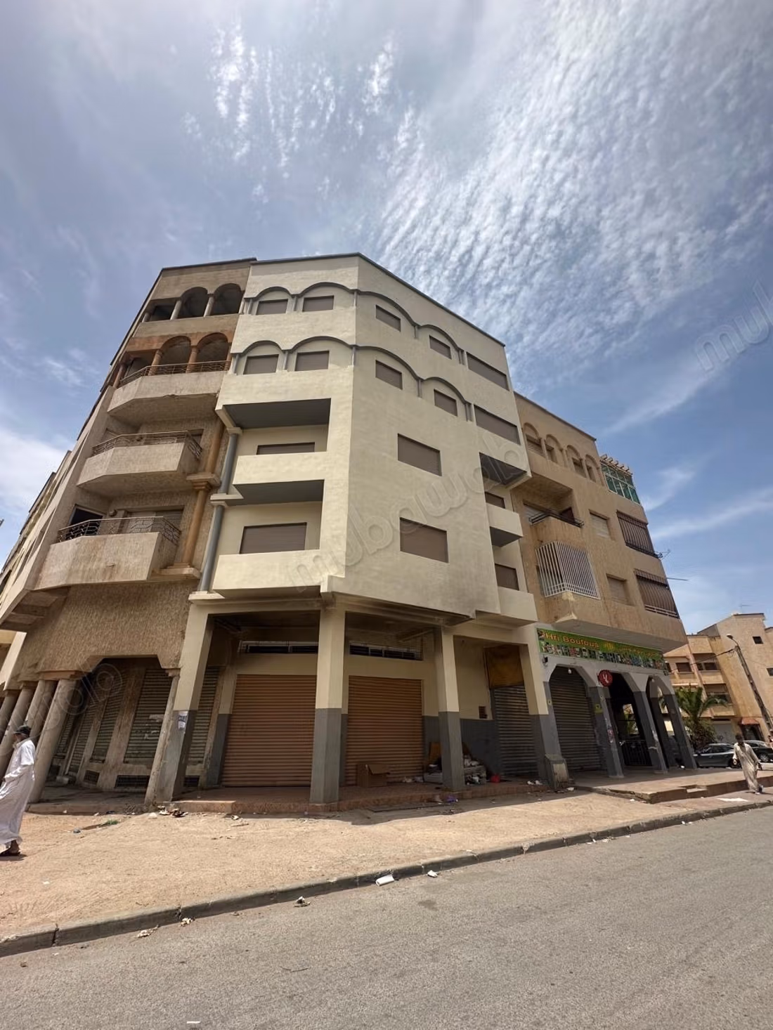 Appartement à louer à Massira 3. Petite surface de 80 m². Pas d'ascenseur, grande terrasse