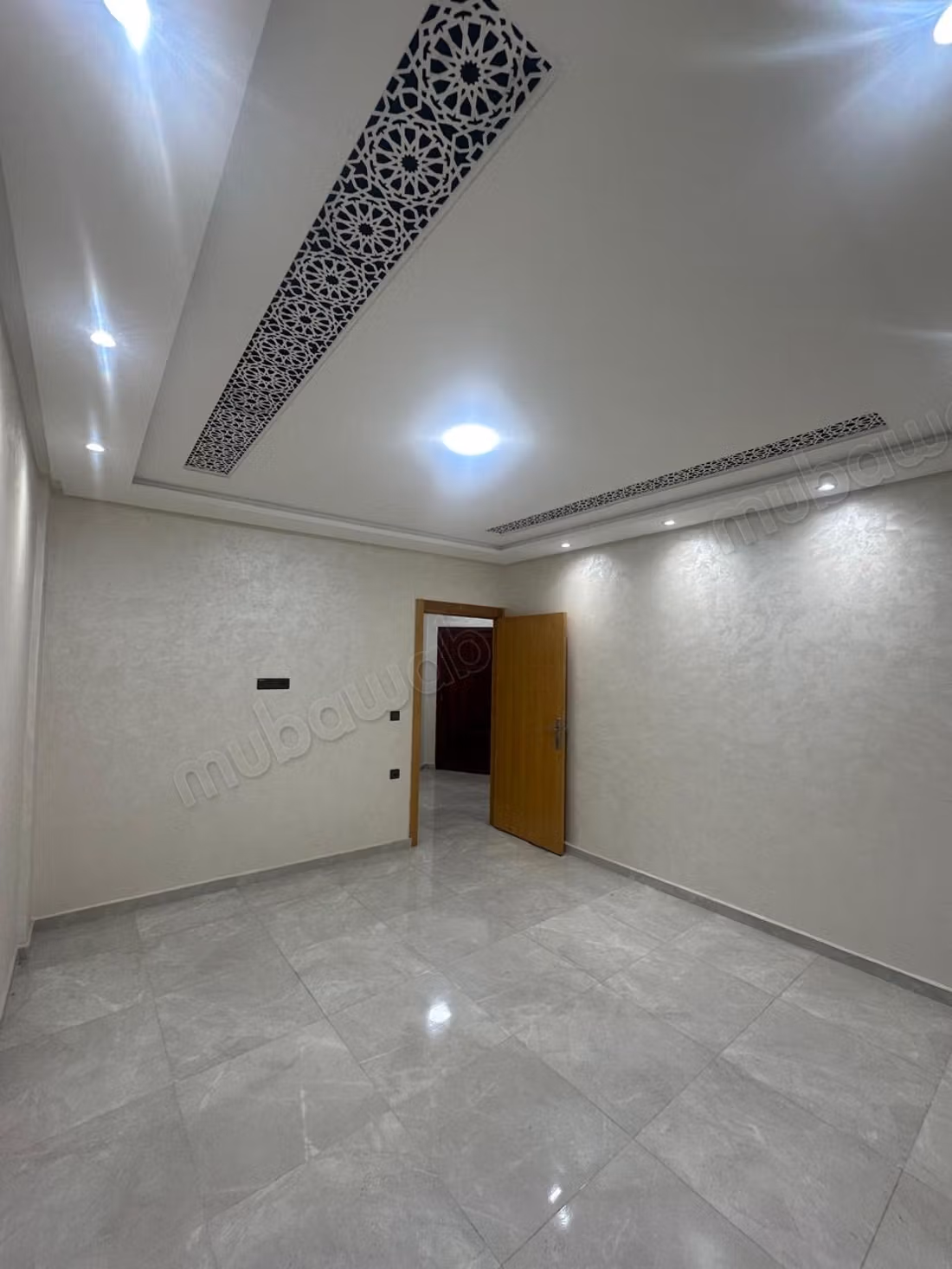 Appartement à louer à Massira 3. Petite surface de 80 m². Pas d'ascenseur, grande terrasse