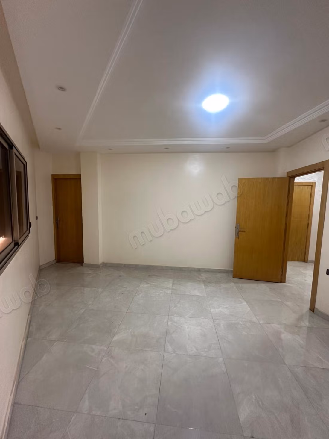 Appartement à louer à Massira 3. Petite surface de 80 m². Pas d'ascenseur, grande terrasse