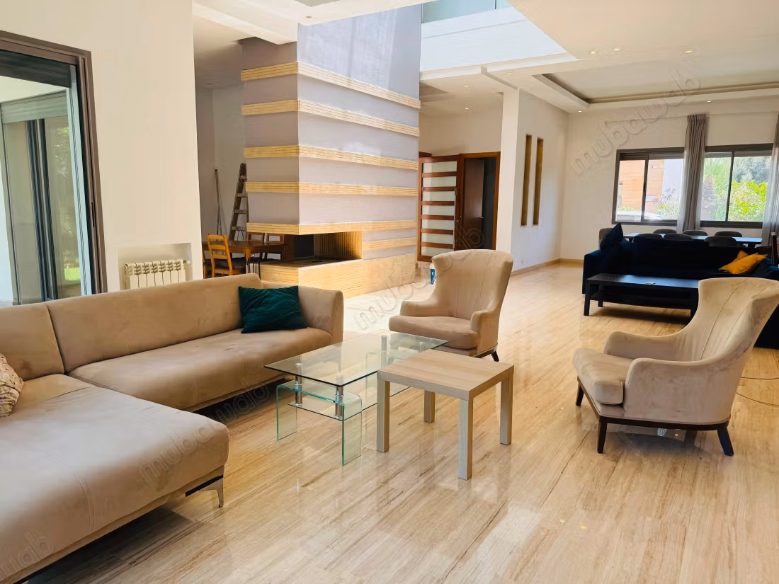 Magnifique villa à louer à Ain Diab. 
5 pièces confortables. 
Tout confort avec piscine et cheminée