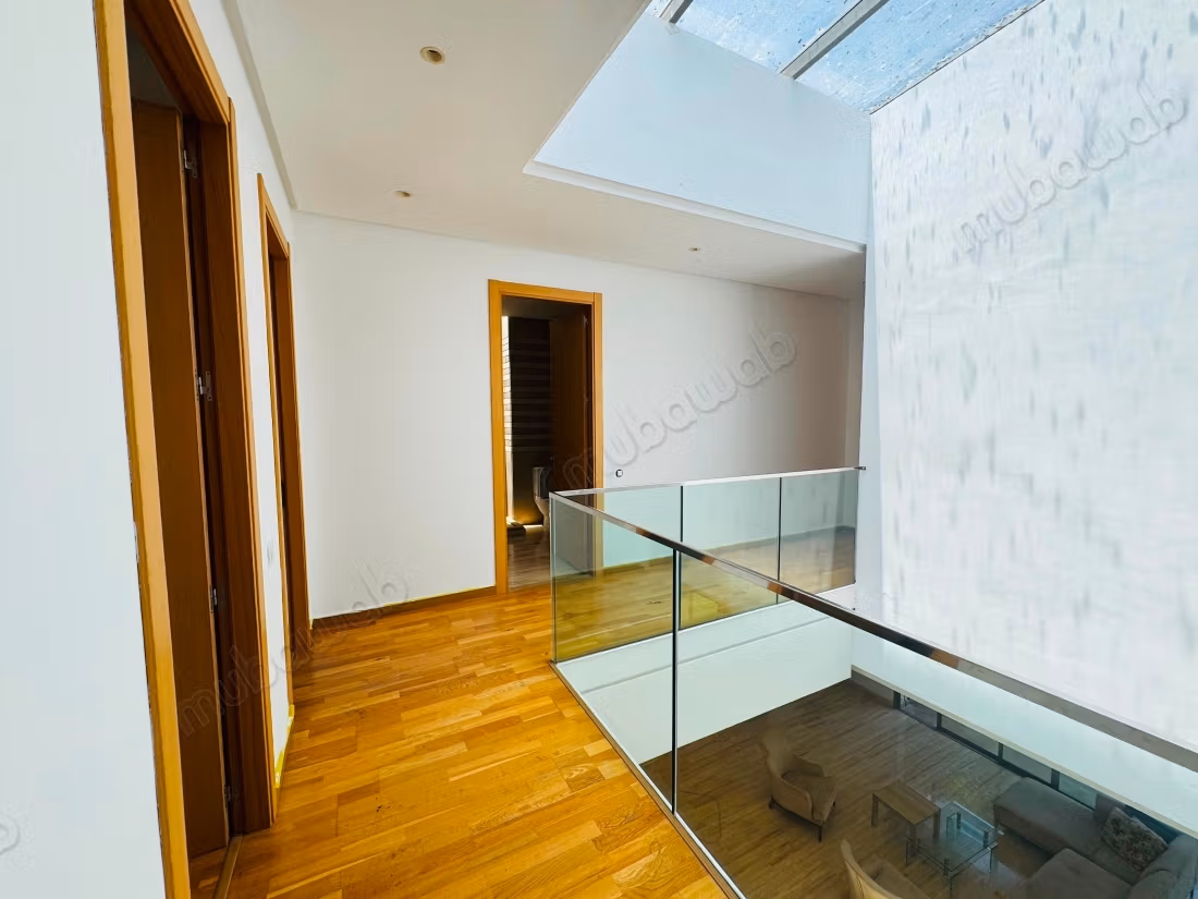 Magnifique villa à louer à Ain Diab. 
5 pièces confortables. 
Tout confort avec piscine et cheminée