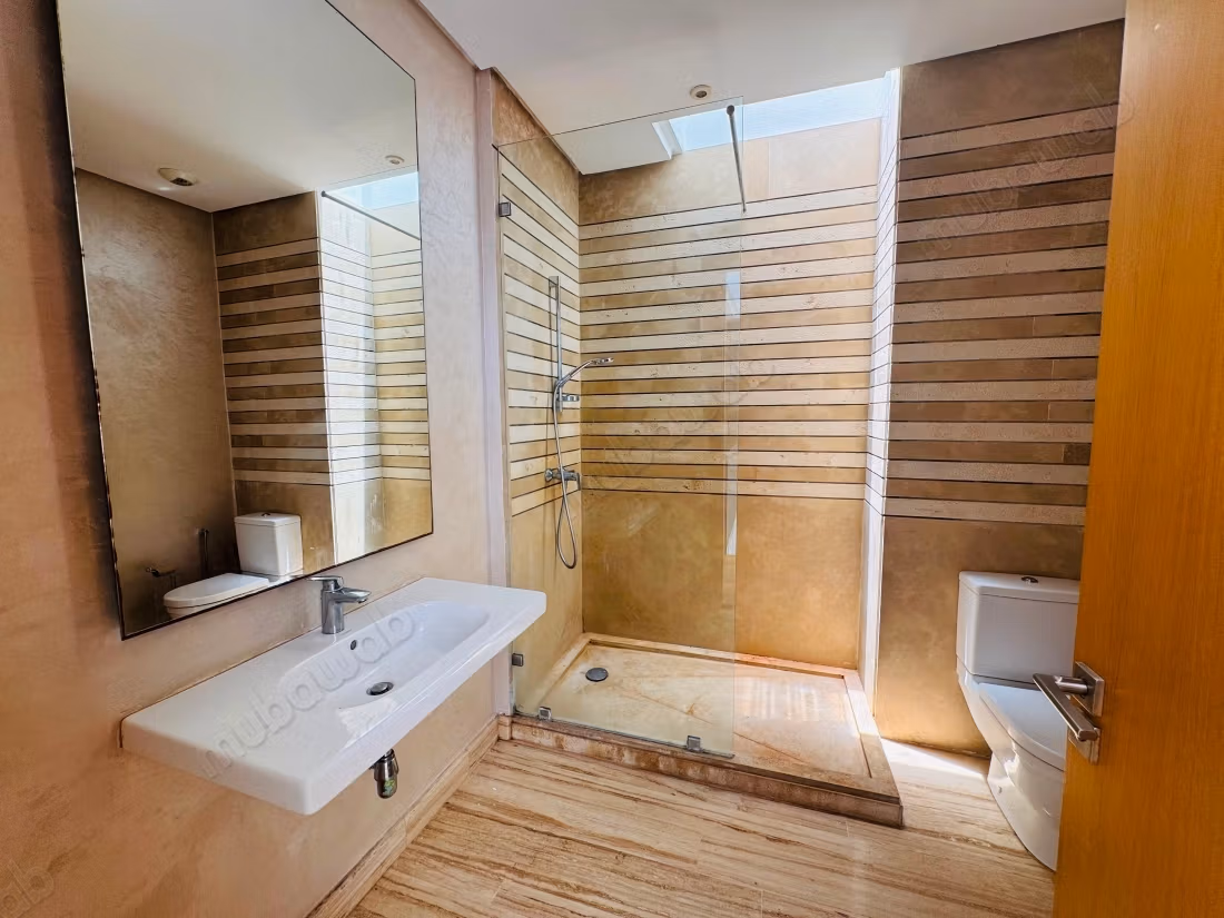 Magnifique villa à louer à Ain Diab. 
5 pièces confortables. 
Tout confort avec piscine et cheminée