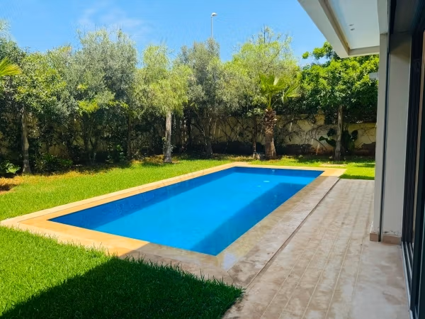 Magnifique villa à louer à Ain Diab. 
5 pièces confortables. 
Tout confort avec piscine et cheminée