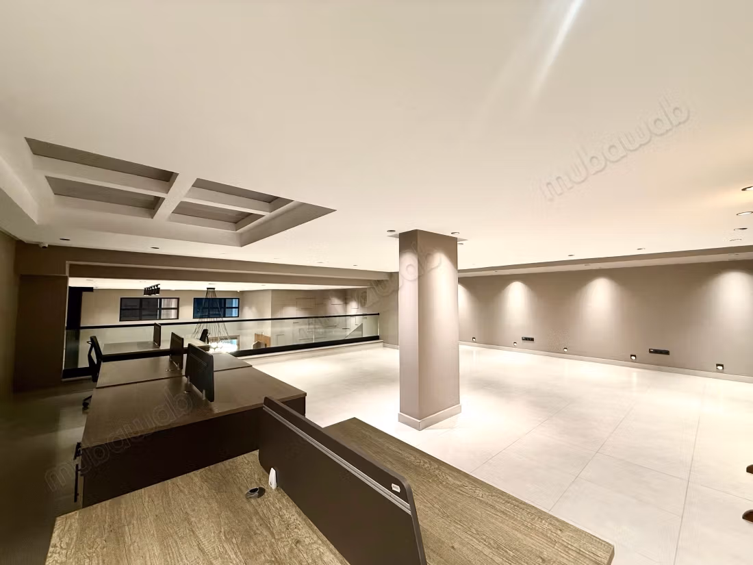En Location Meublé: Magnifique Plateau Bureau Haut Standing entièrement équipé de 350 m à France Ville,
Oasis Casablanca