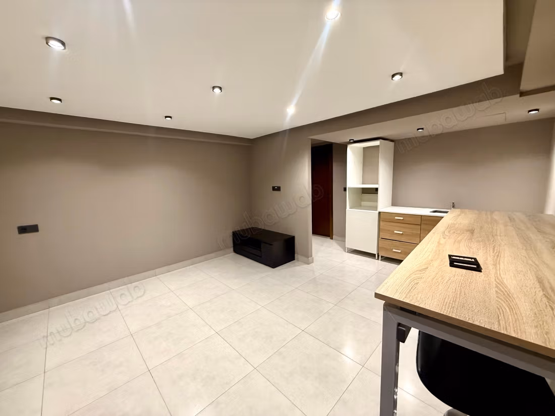 En Location Meublé: Magnifique Plateau Bureau Haut Standing entièrement équipé de 350 m à France Ville,
Oasis Casablanca