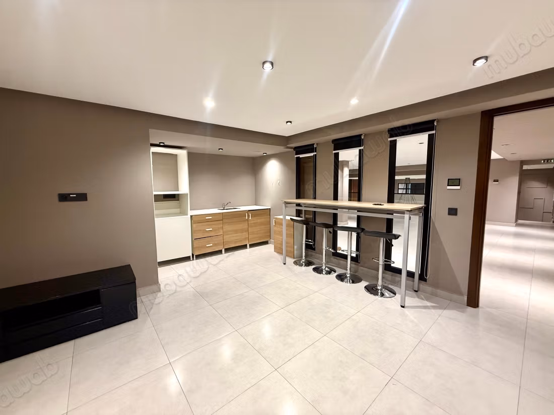 En Location Meublé: Magnifique Plateau Bureau Haut Standing entièrement équipé de 350 m à France Ville,
Oasis Casablanca