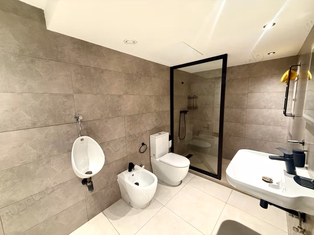 En Location Meublé: Magnifique Plateau Bureau Haut Standing entièrement équipé de 350 m à France Ville,
Oasis Casablanca