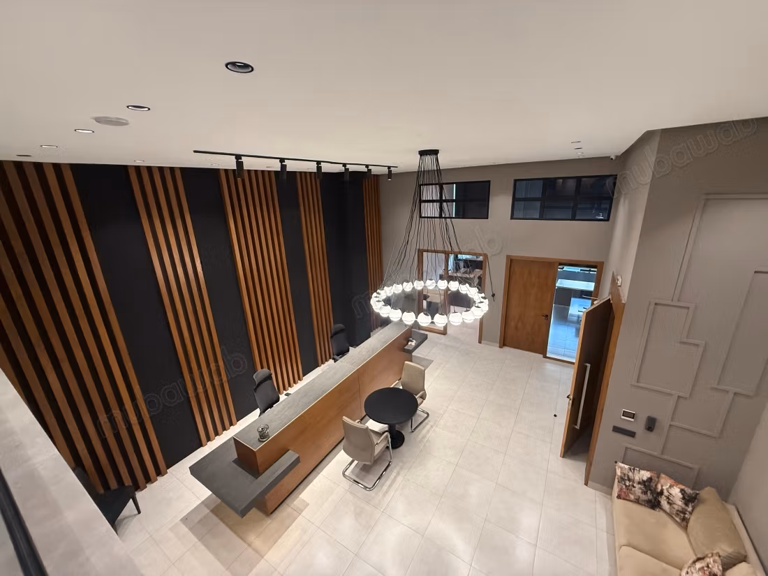 En Location Meublé: Magnifique Plateau Bureau Haut Standing entièrement équipé de 350 m à France Ville,
Oasis Casablanca