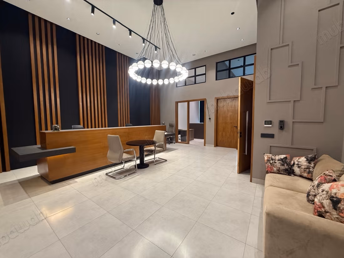 En Location Meublé: Magnifique Plateau Bureau Haut Standing entièrement équipé de 350 m à France Ville,
Oasis Casablanca