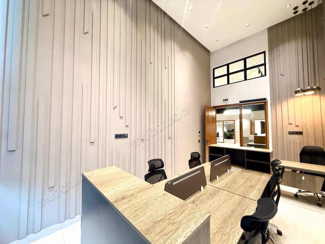 En Location Meublé: Magnifique Plateau Bureau Haut Standing entièrement équipé de 350 m à France Ville,
Oasis Casablanca