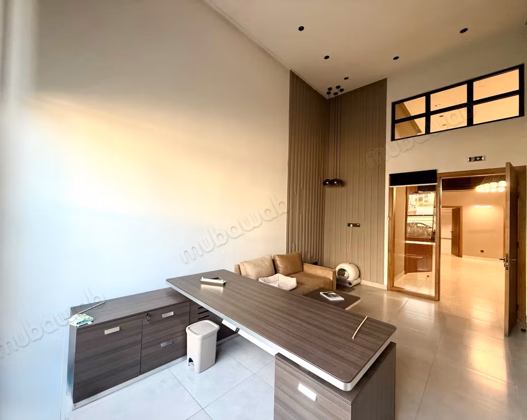 En Location Meublé: Magnifique Plateau Bureau Haut Standing entièrement équipé de 350 m à France Ville,
Oasis Casablanca