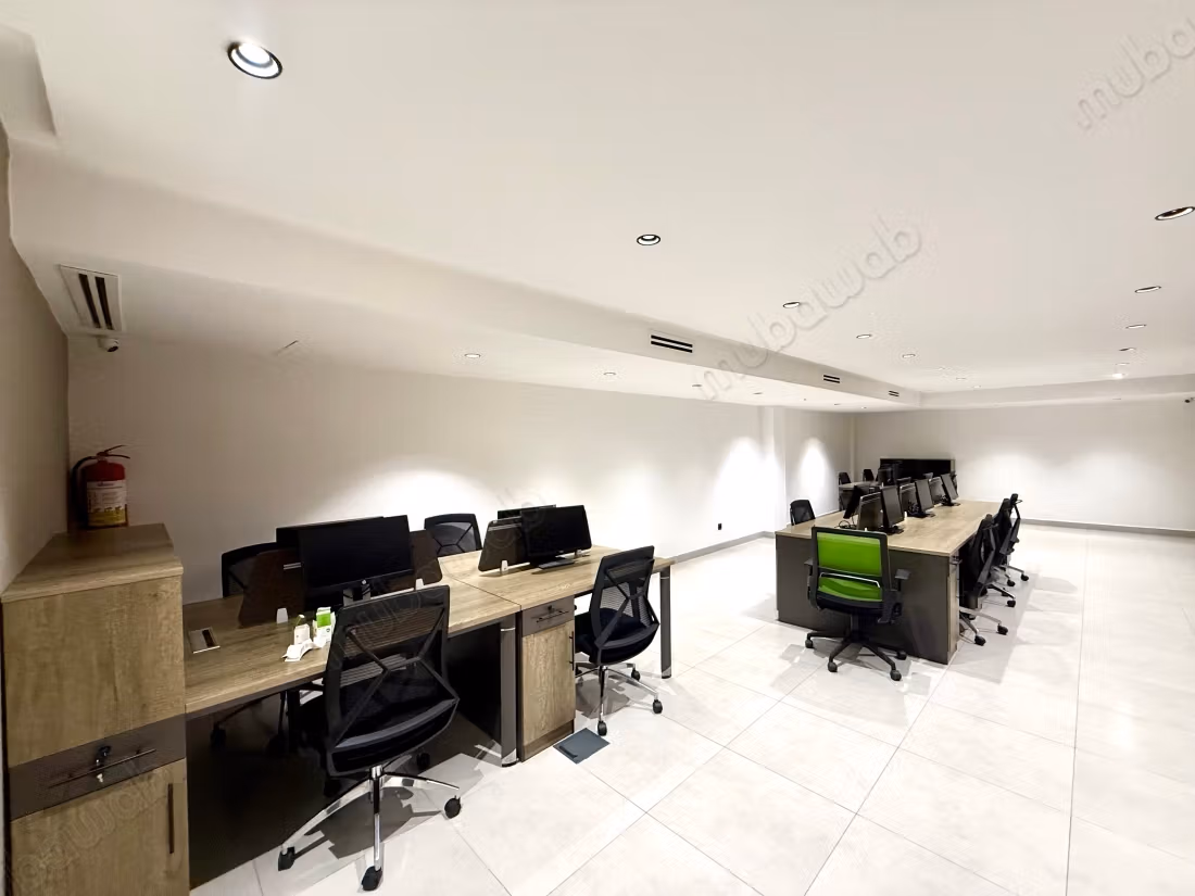 En Location Meublé: Magnifique Plateau Bureau Haut Standing entièrement équipé de 350 m à France Ville,
Oasis Casablanca
