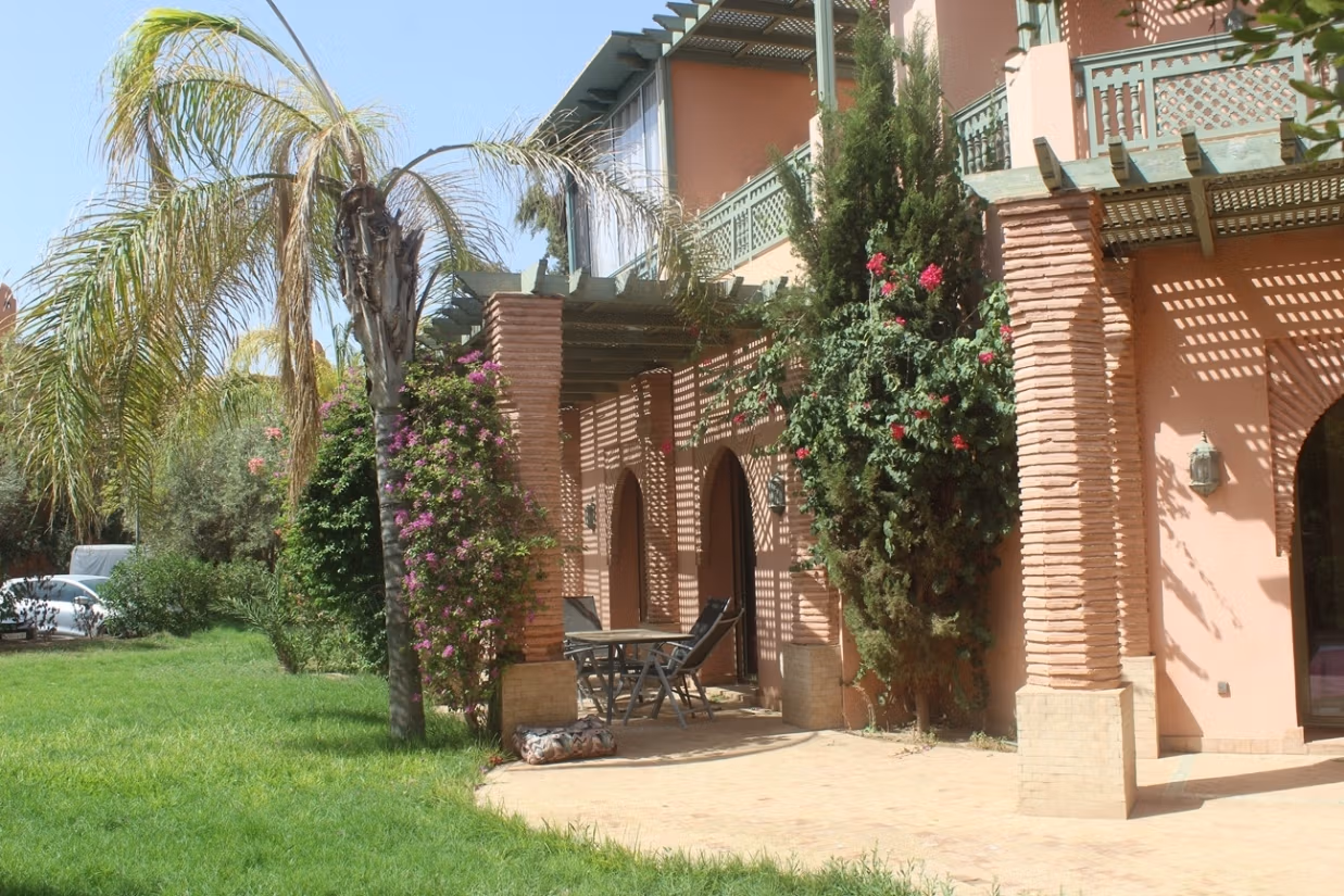 Grand appartement en rdjardin a la Palmeraie
