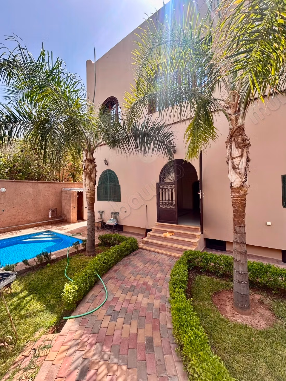 Villa avec piscine semi meublé