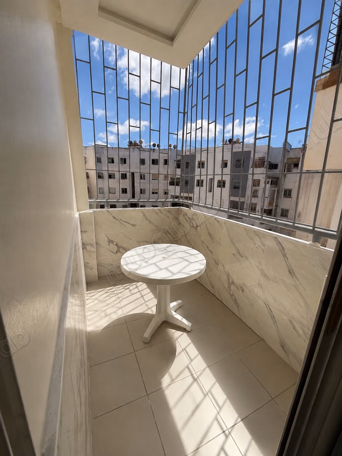 Bel appartement en location à Sala el Jadida.
Surface de 75 m².
Meublé