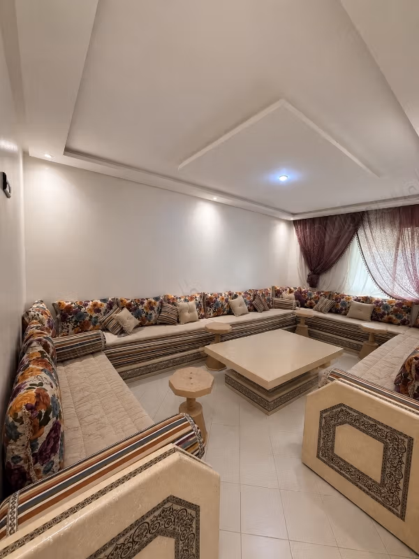 Bel appartement en location à Sala el Jadida.
Surface de 75 m².
Meublé