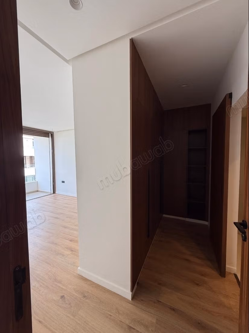 Appartement en location à Souissi. 3 pièces. Avec garage et ascenseur