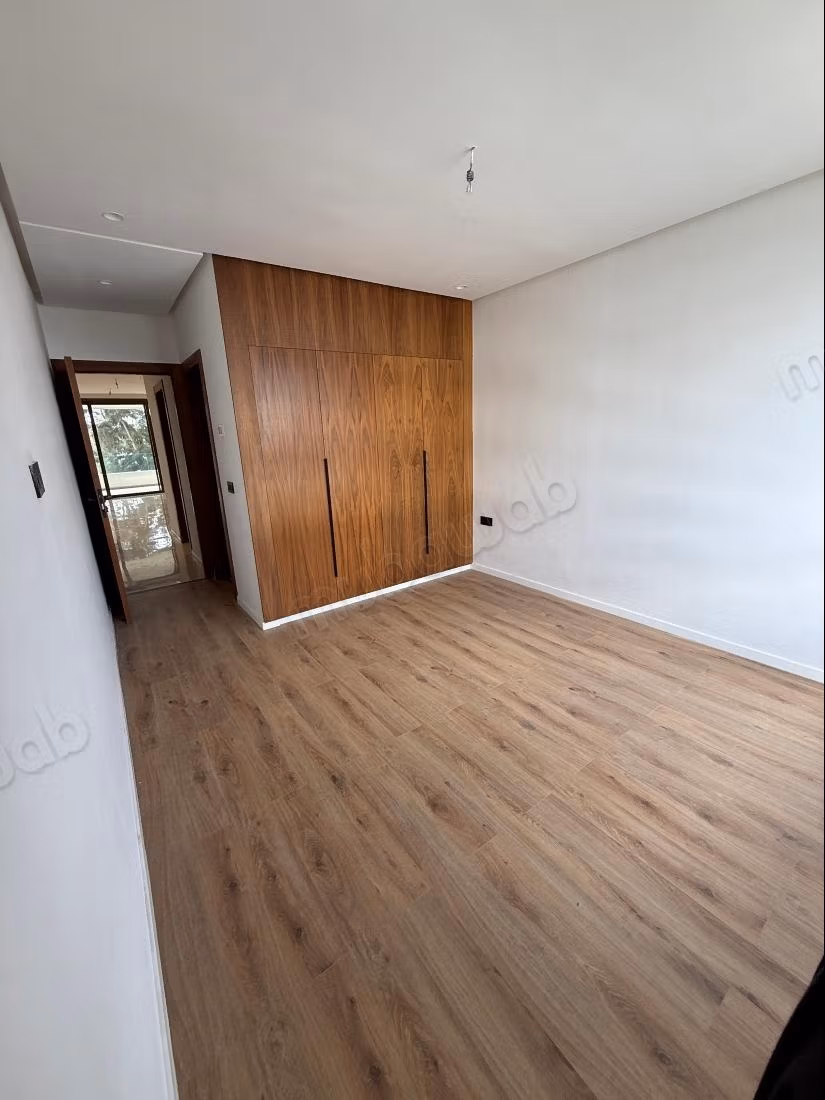 Appartement en location à Souissi. 3 pièces. Avec garage et ascenseur