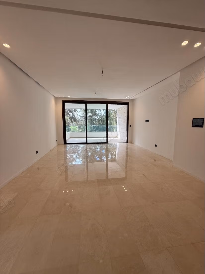 Appartement en location à Souissi. 3 pièces. Avec garage et ascenseur