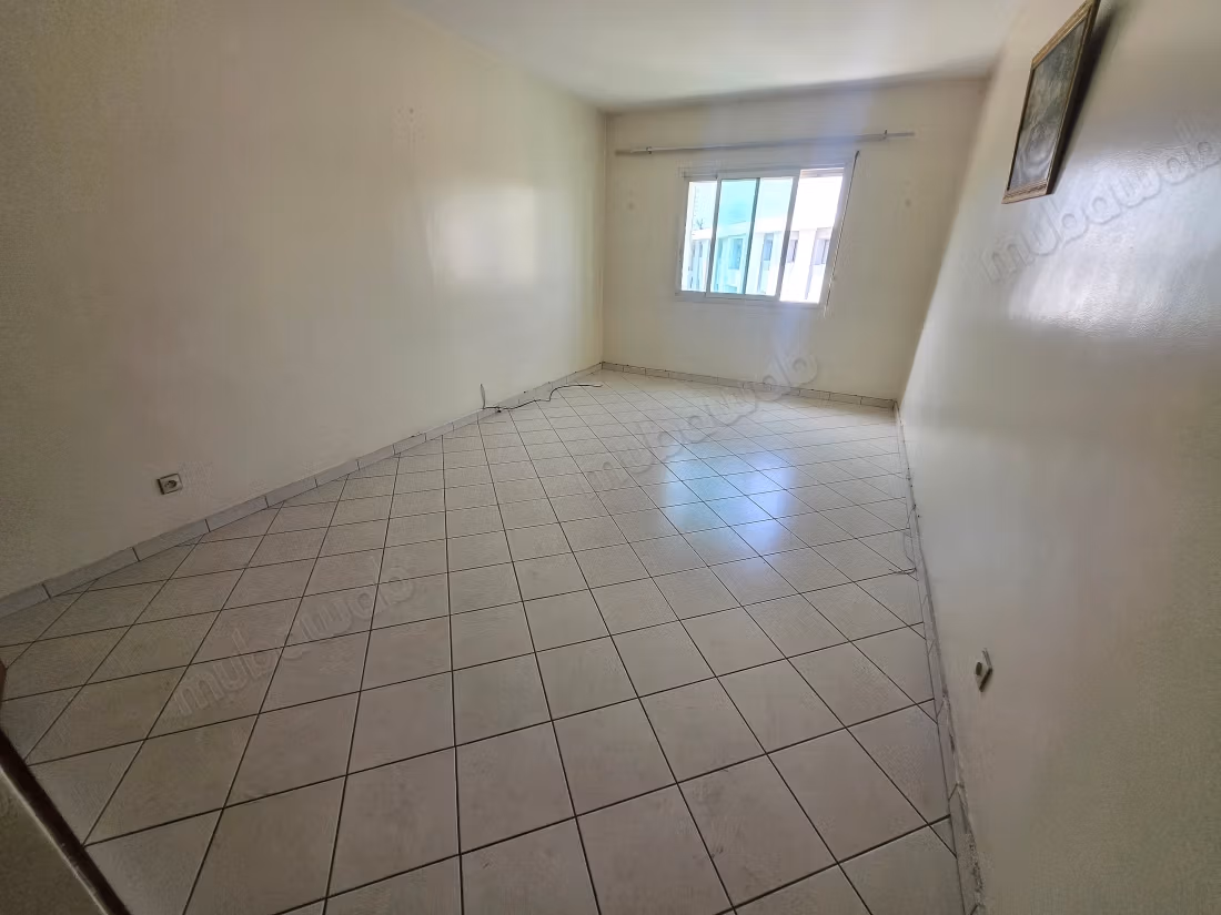 Appartement en vente à Les Hôpitaux. 
3 chambres agréables. 
Ascenseur et terrasse