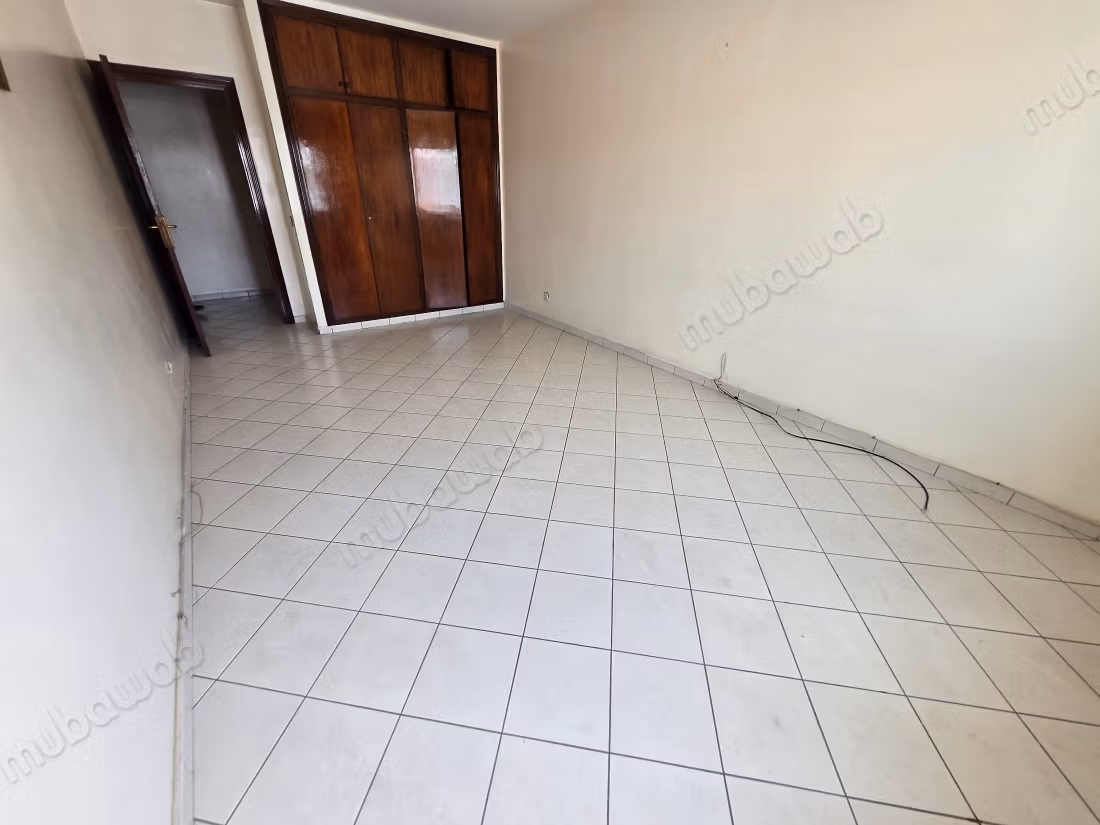 Appartement en vente à Les Hôpitaux. 
3 chambres agréables. 
Ascenseur et terrasse