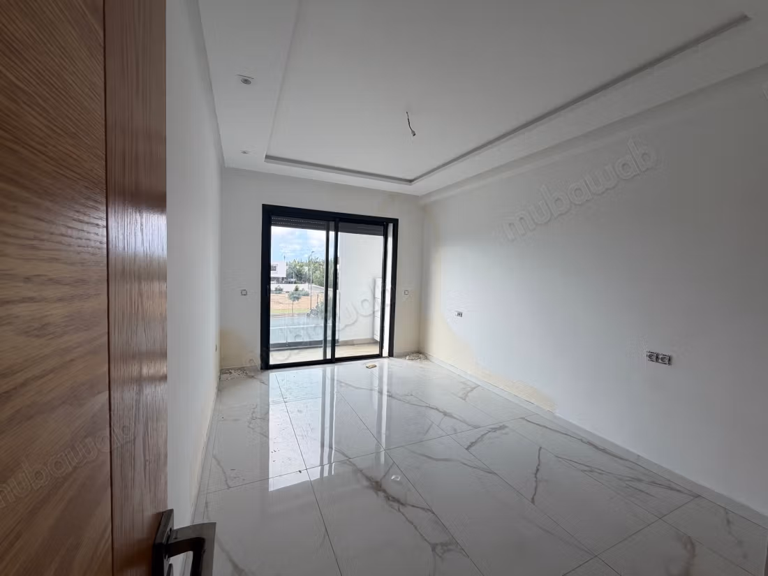 Appartement en location à Souissi. 3 pièces confortables. Porte blindée et système de double vitrage