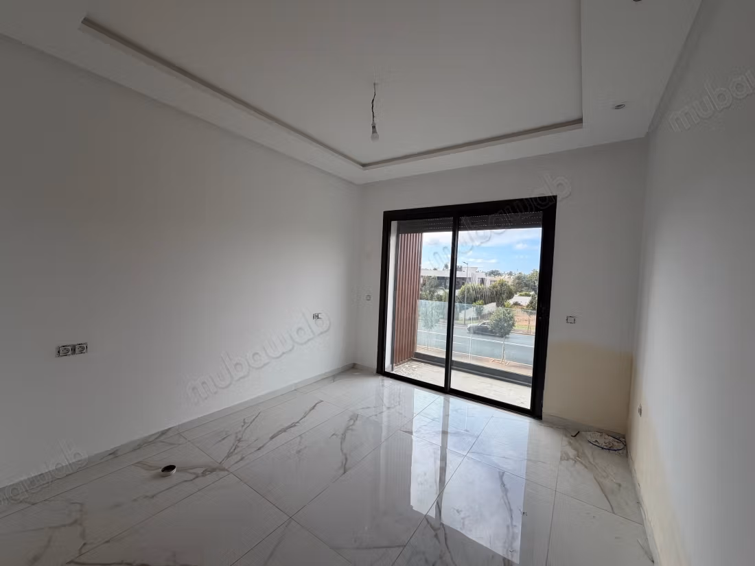 Appartement en location à Souissi. 3 pièces confortables. Porte blindée et système de double vitrage