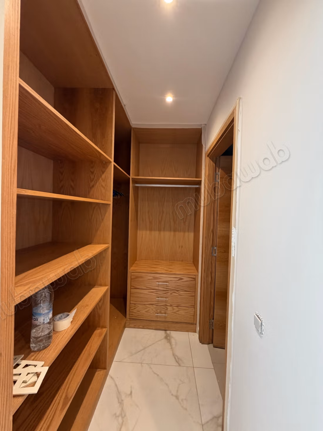 Appartement en location à Souissi. 3 pièces confortables. Porte blindée et système de double vitrage