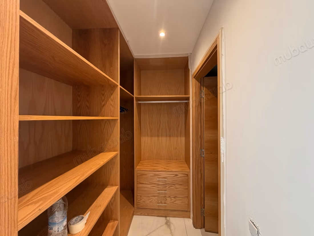 Appartement en location à Souissi. 3 pièces confortables. Porte blindée et système de double vitrage