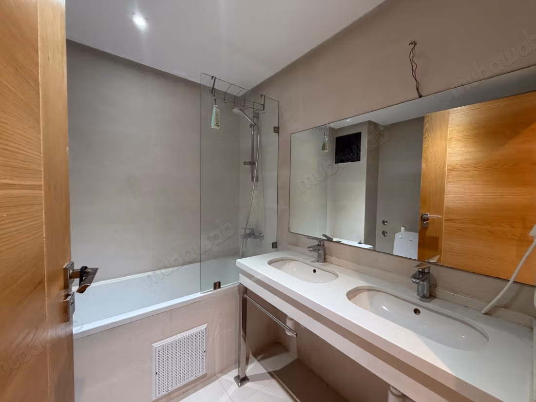 Appartement en location à Souissi. 3 pièces confortables. Porte blindée et système de double vitrage