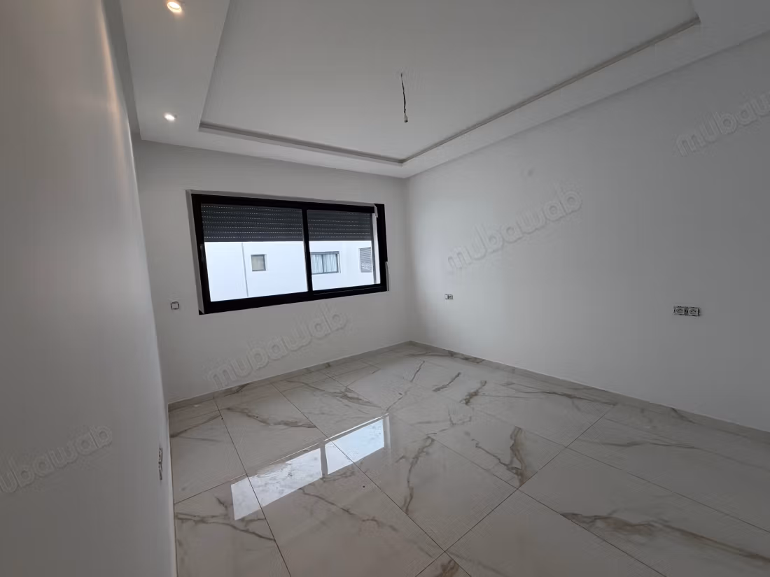 Appartement en location à Souissi. 3 pièces confortables. Porte blindée et système de double vitrage