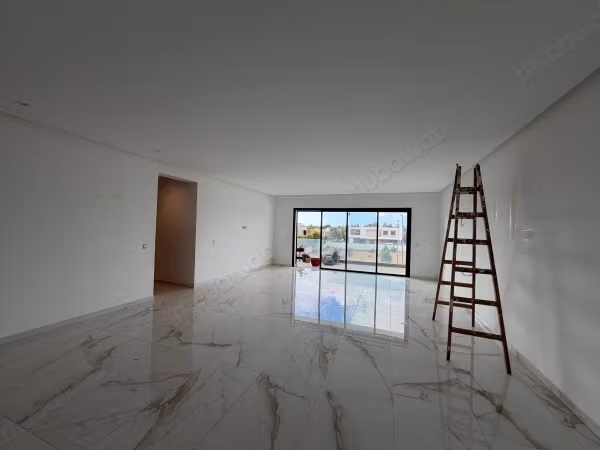 Appartement en location à Souissi. 3 pièces confortables. Porte blindée et système de double vitrage