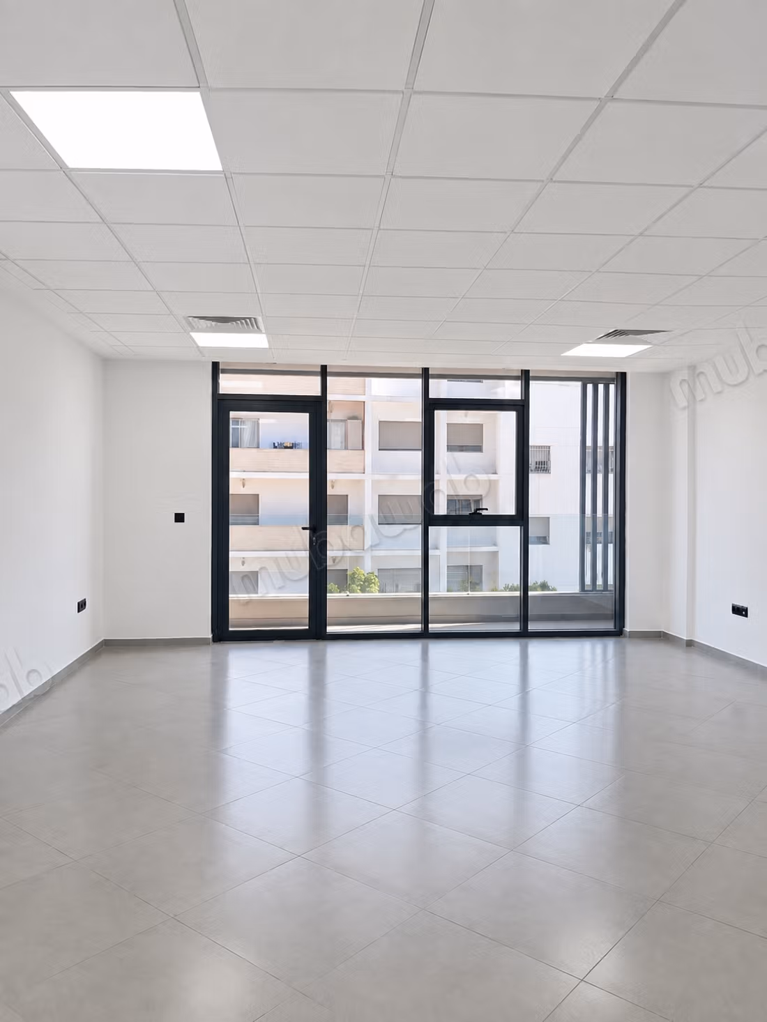 Ufficio di 54 mq con balcone, professioni liberali Almaz