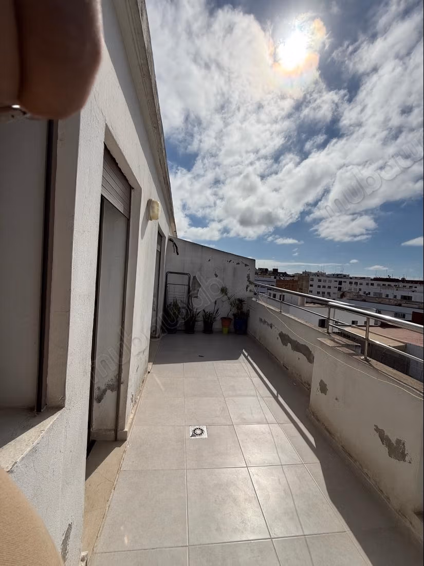 Superbe appartement à vendre à Diour Jamaa. 3 pièces. Terras...