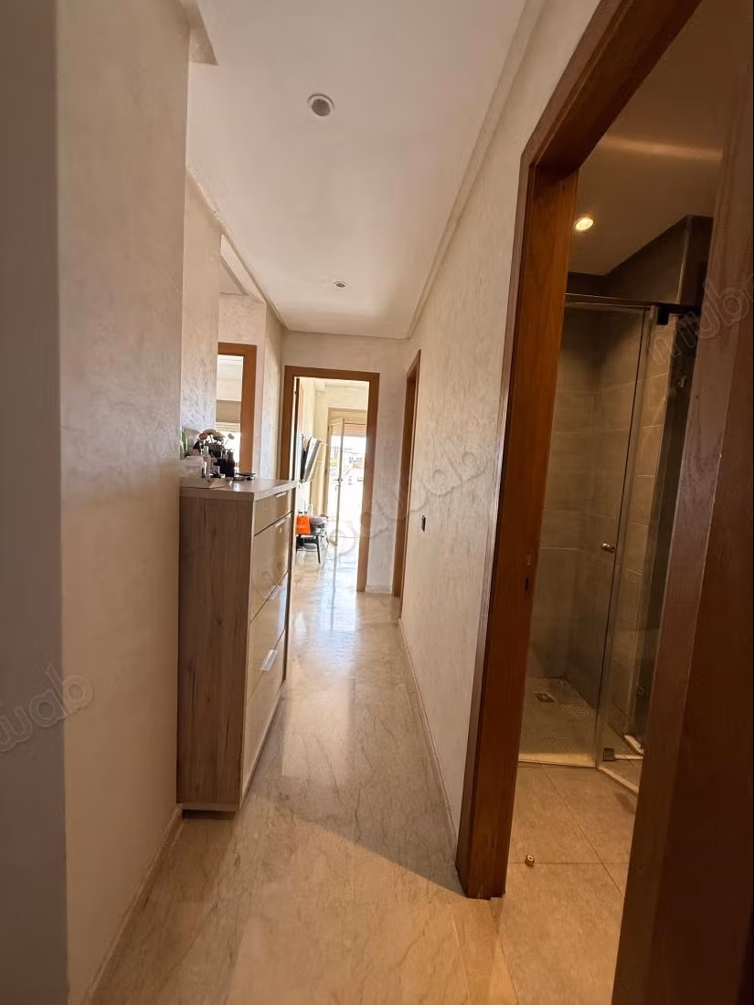 Superbe appartement à vendre à Diour Jamaa. 3 pièces. Terrasse et ascenseur