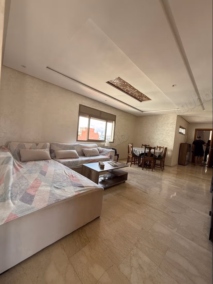 Superbe appartement à vendre à Diour Jamaa. 3 pièces. Terrasse et ascenseur