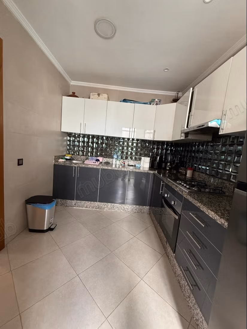 Superbe appartement à vendre à Diour Jamaa. 3 pièces. Terrasse et ascenseur