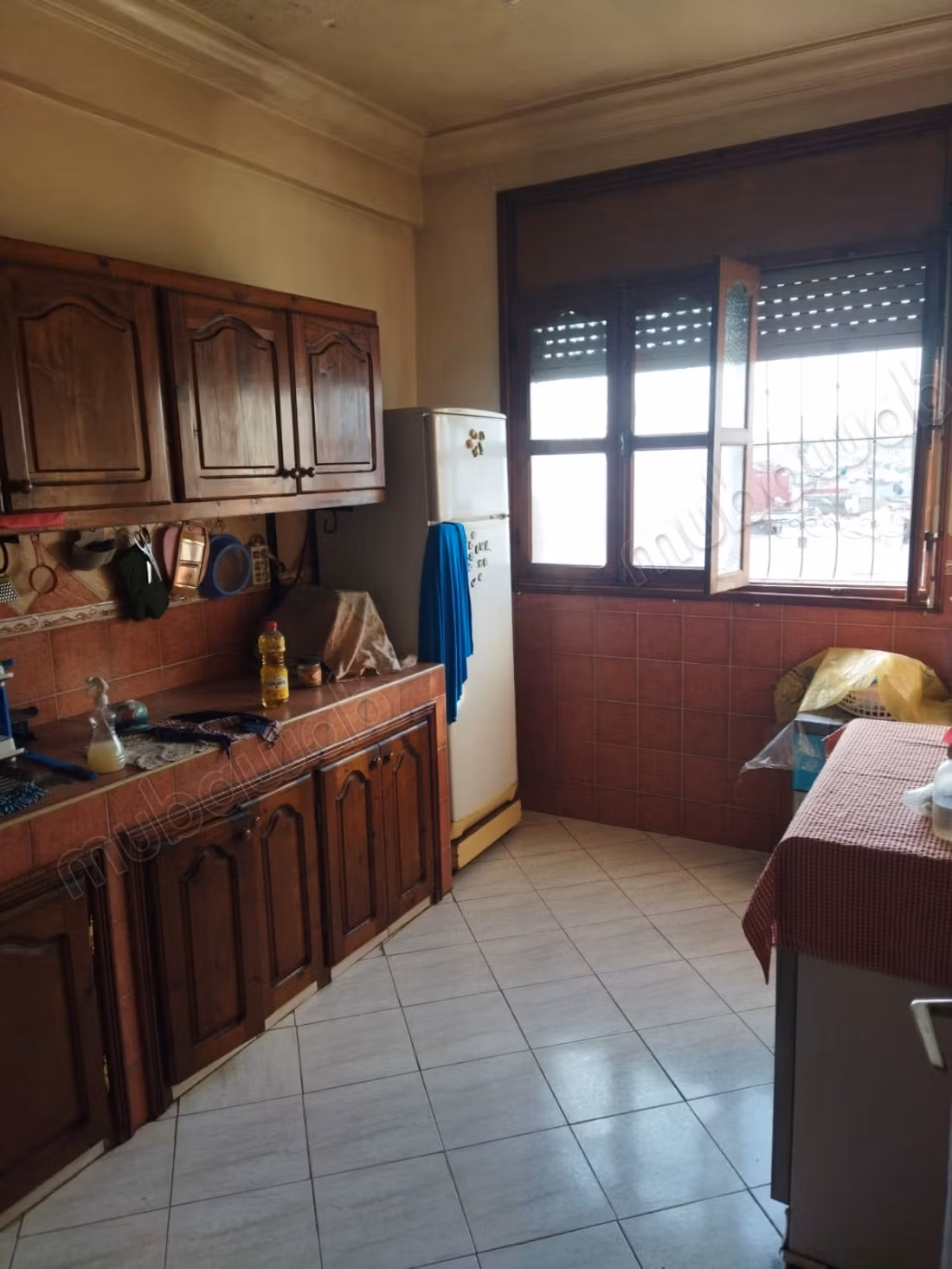 Vente d'un bel appartement à Derb Salama. 
3 grandes pièces. 
Salon marocain traditionnel