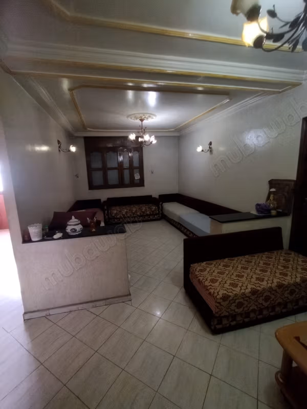 Vente d'un bel appartement à Derb Salama. 
3 grandes pièces. 
Salon marocain traditionnel