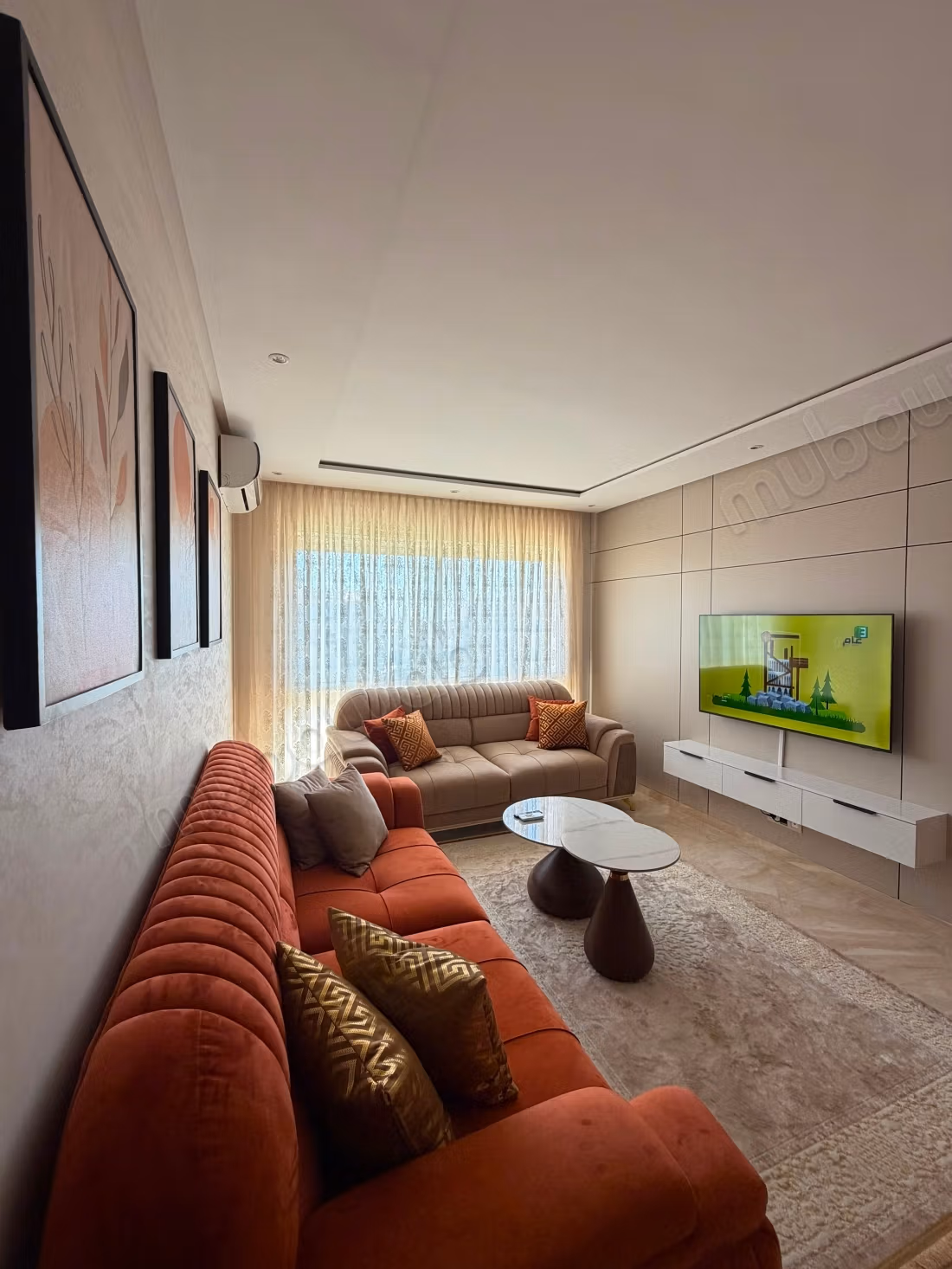 Bell'appartamento in affitto a Riyad Salam. Superficie totale di 94 m². Soggiorno marocchino tradizionale, residence sicuro.