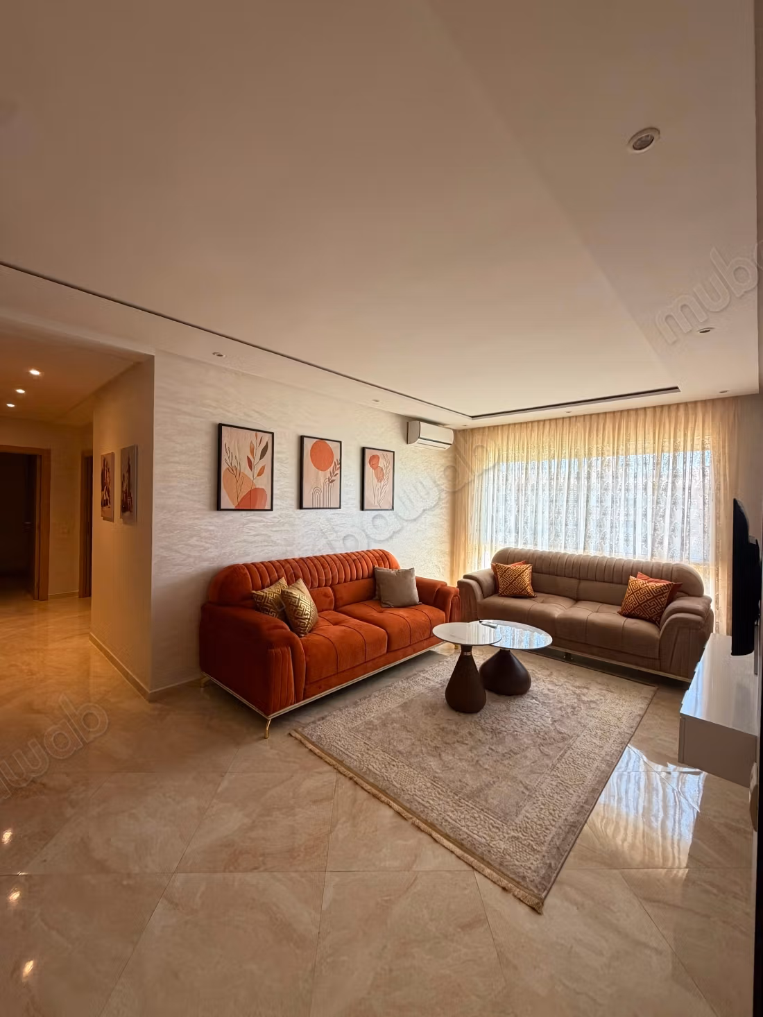 Bell'appartamento in affitto a Riyad Salam. Superficie totale di 94 m². Soggiorno marocchino tradizionale, residence sicuro.