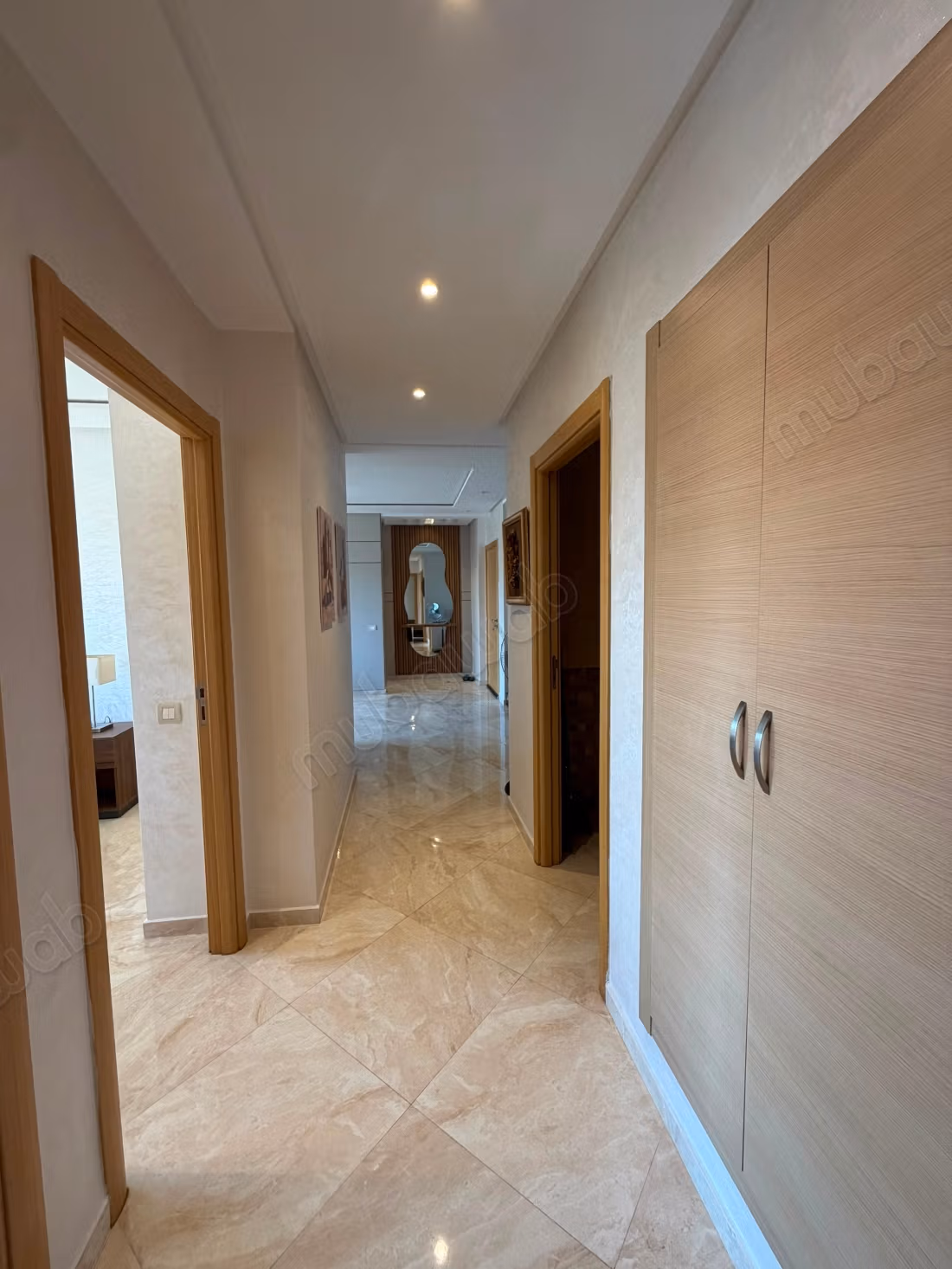 Bell'appartamento in affitto a Riyad Salam. Superficie totale di 94 m². Soggiorno marocchino tradizionale, residence sicuro.