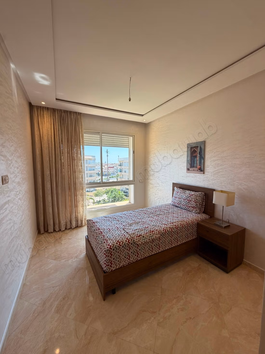 Bell'appartamento in affitto a Riyad Salam. Superficie totale di 94 m². Soggiorno marocchino tradizionale, residence sicuro.