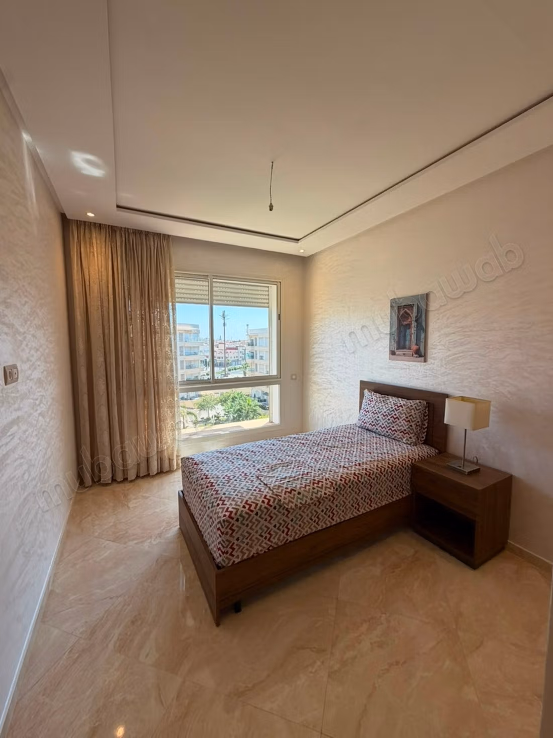 Bell'appartamento in affitto a Riyad Salam. Superficie totale di 94 m². Soggiorno marocchino tradizionale, residence sicuro.