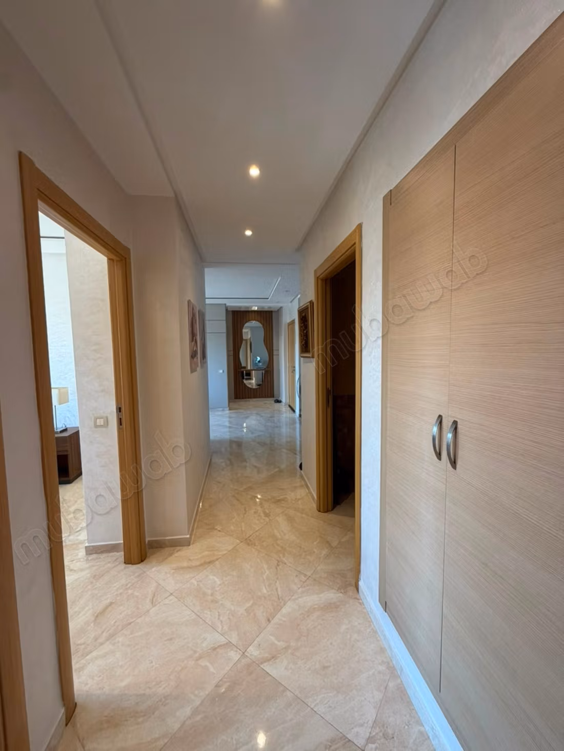 Bell'appartamento in affitto a Riyad Salam. Superficie totale di 94 m². Soggiorno marocchino tradizionale, residence sicuro.