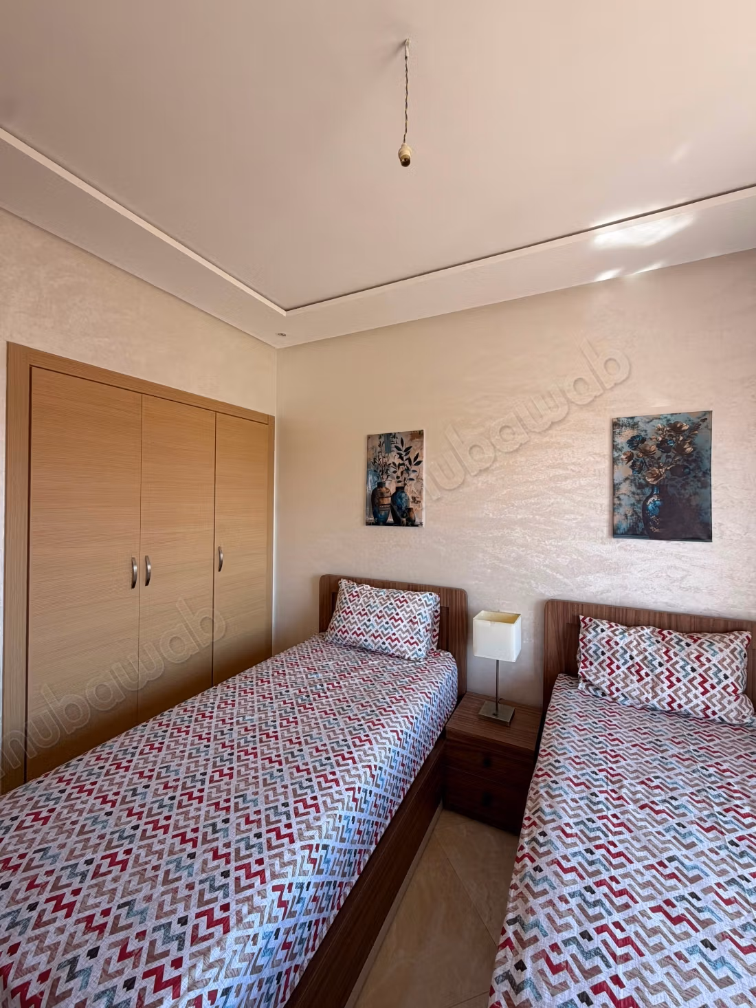 Bell'appartamento in affitto a Riyad Salam. Superficie totale di 94 m². Soggiorno marocchino tradizionale, residence sicuro.