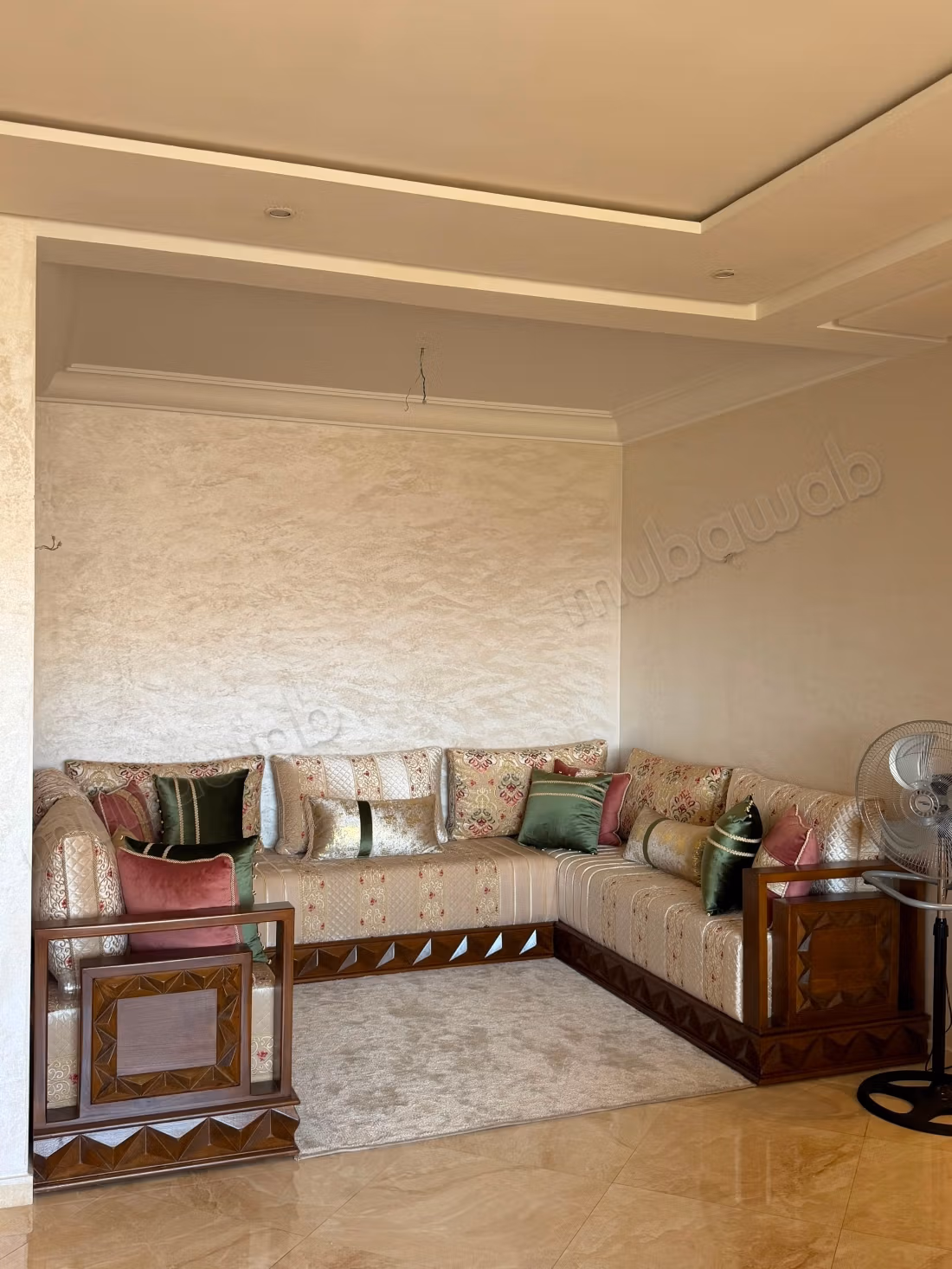Bell'appartamento in affitto a Riyad Salam. Superficie totale di 94 m². Soggiorno marocchino tradizionale, residence sicuro.