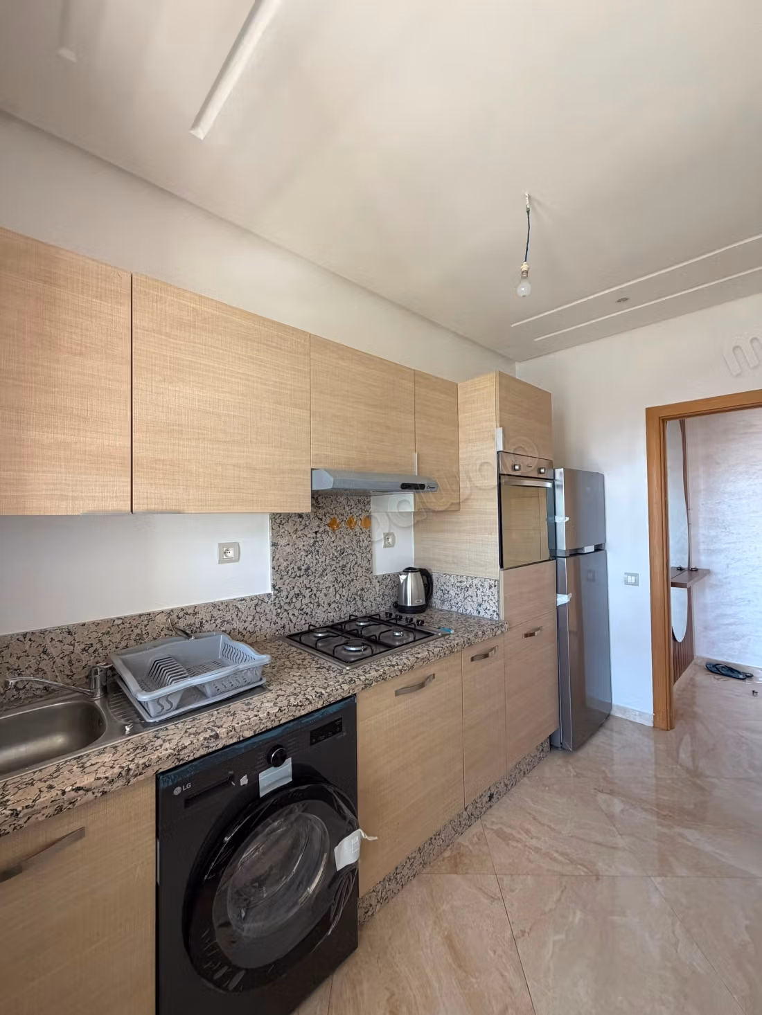 Bell'appartamento in affitto a Riyad Salam. Superficie totale di 94 m². Soggiorno marocchino tradizionale, residence sicuro.