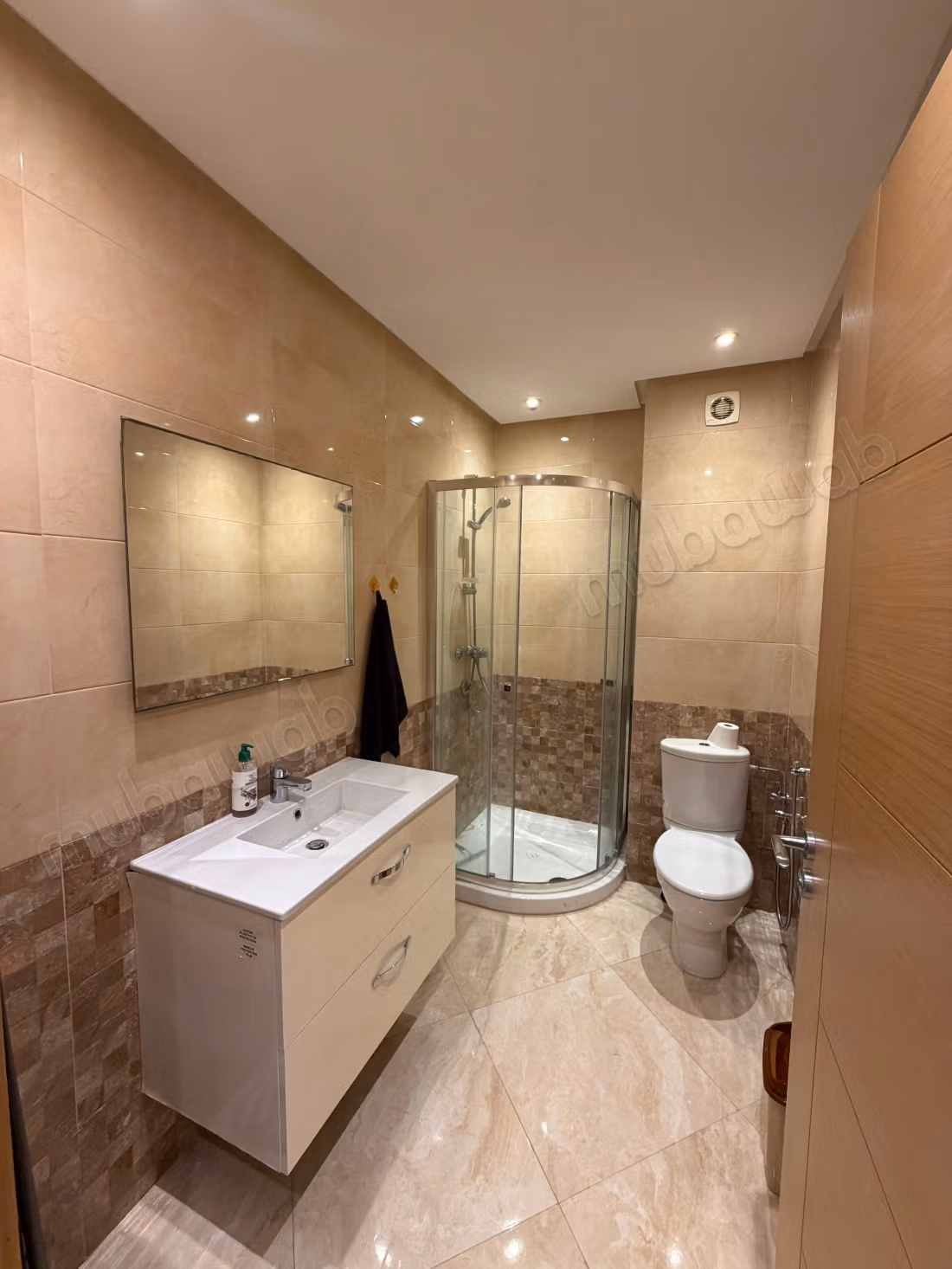 Bell'appartamento in affitto a Riyad Salam. Superficie totale di 94 m². Soggiorno marocchino tradizionale, residence sicuro.
