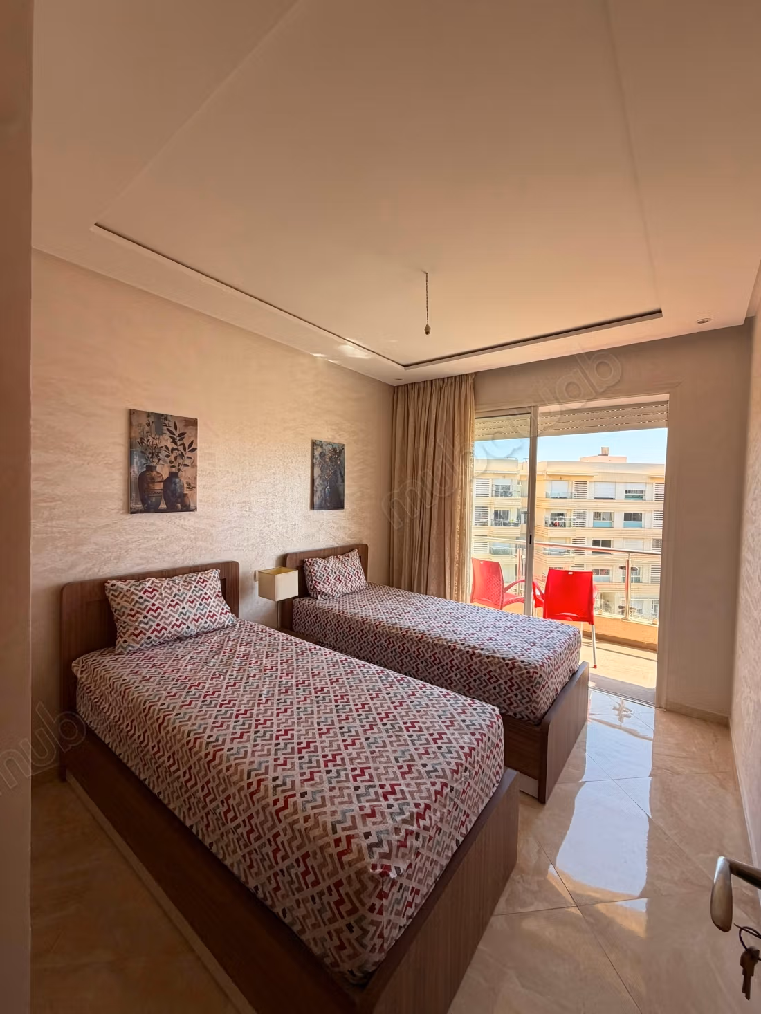 Bell'appartamento in affitto a Riyad Salam. Superficie totale di 94 m². Soggiorno marocchino tradizionale, residence sicuro.
